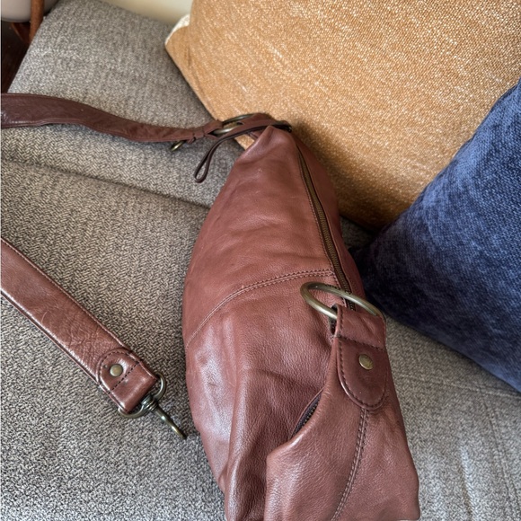 GAP Chocolate Leather Sling - Picture 4 of 10